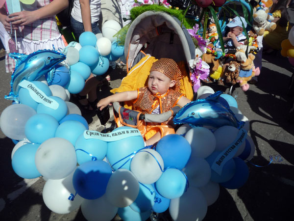 Участие и победа в городском конкурсе детских колясок.